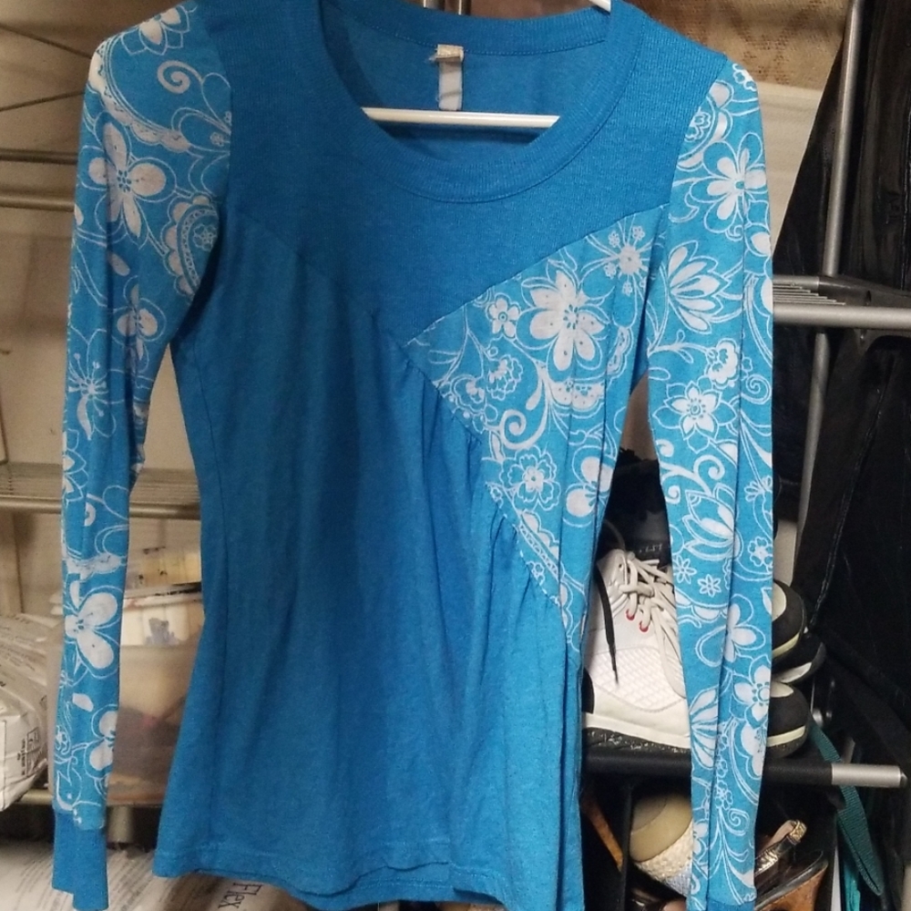 Womens long sleeved shirt